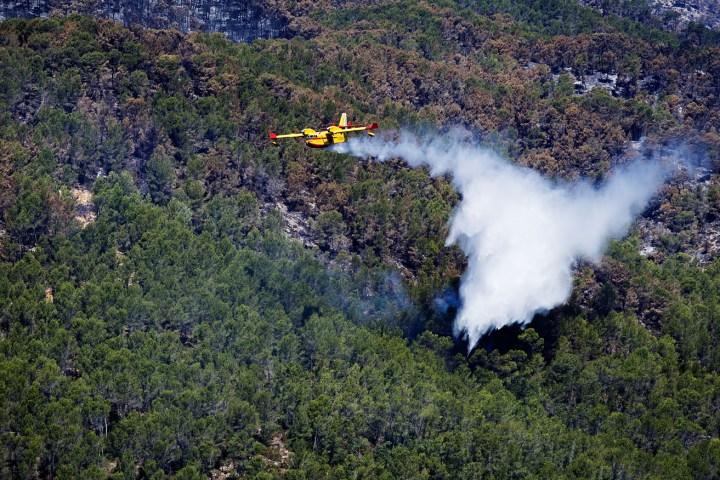 Udsigten fra terassen, fly dumper vand på mindre skovbrand